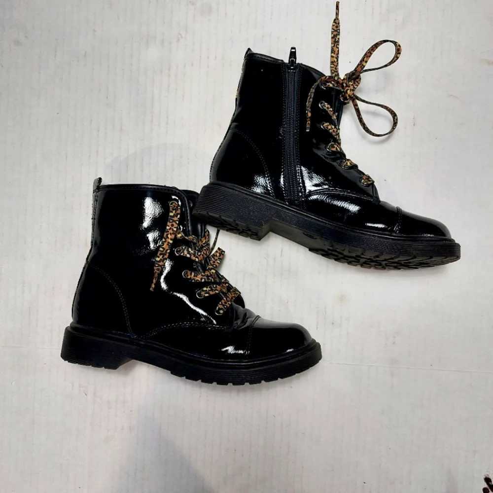 Cat & Jack Girls Black Lace up Boots Size 4.
